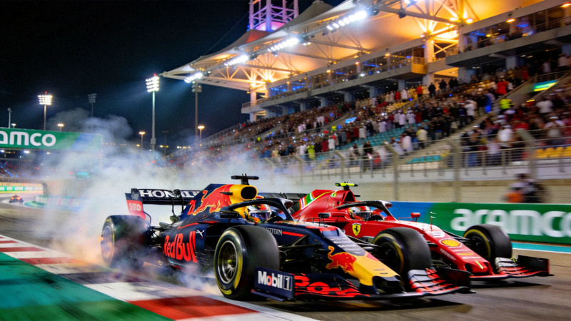 F1沙特阿拉伯大奖赛正赛发车瞬间 - 红牛车队维斯塔潘与法拉利车队勒克莱尔激烈争夺